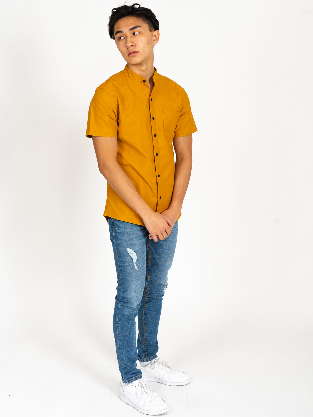 Camisa manga corta cuello chino Mostaza