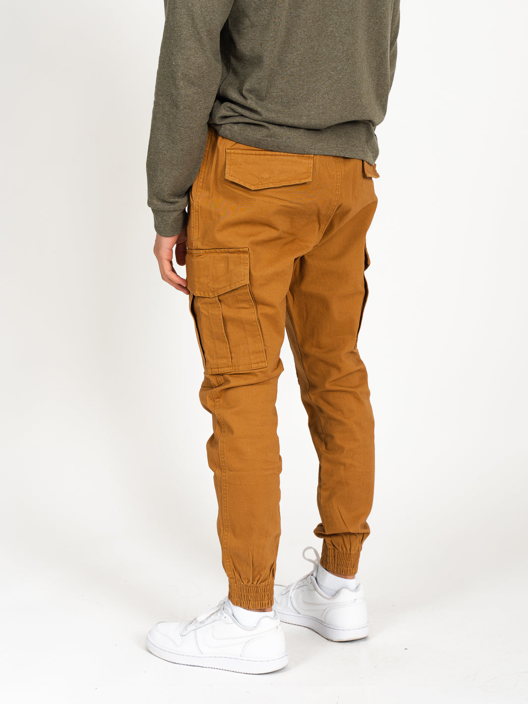 Jogger mostaza outlet